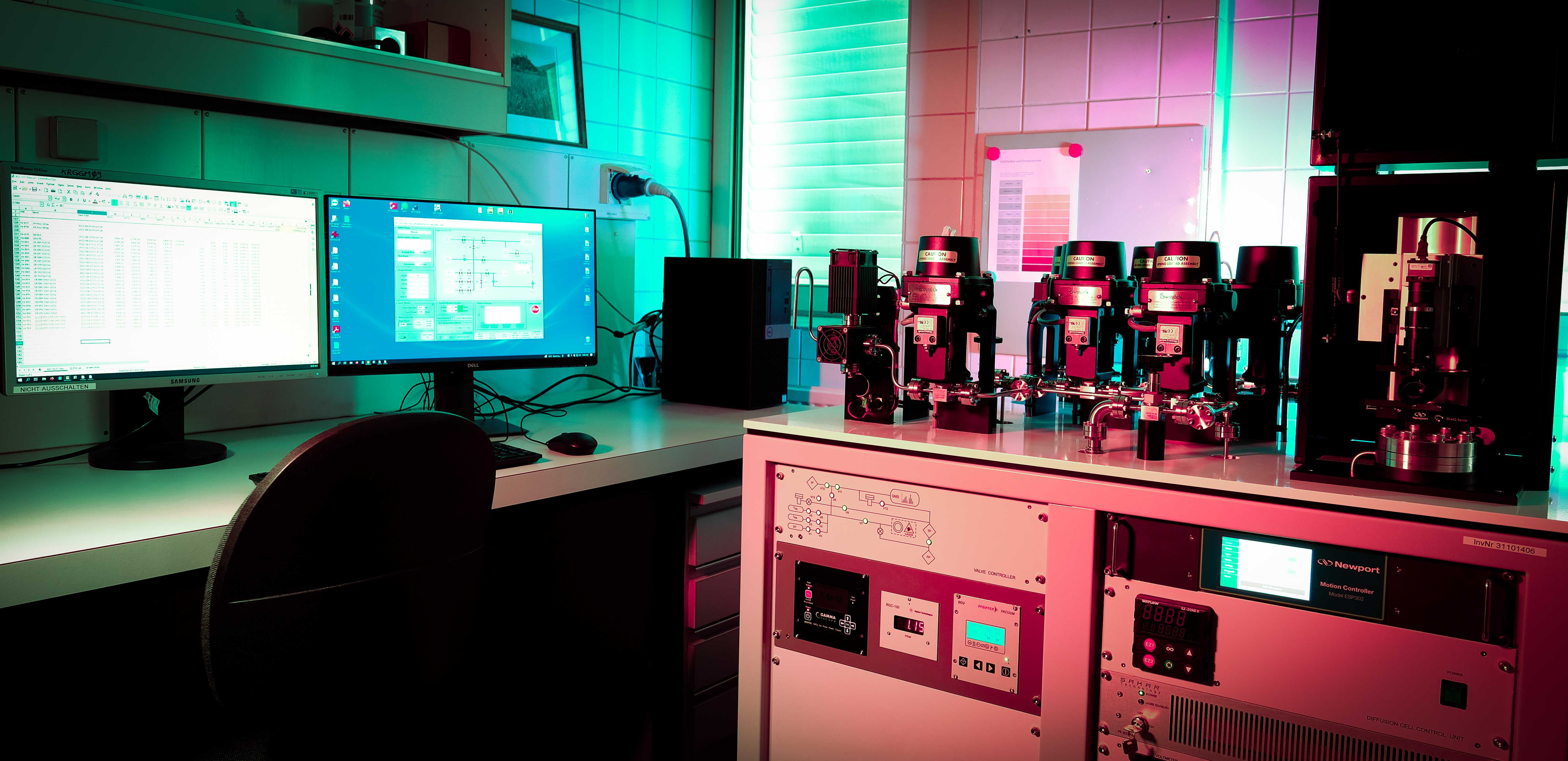 Alphachron system workstation with dual monitors and extraction line